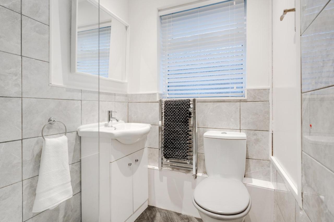 Harrow - Strictly No Parties Apartment