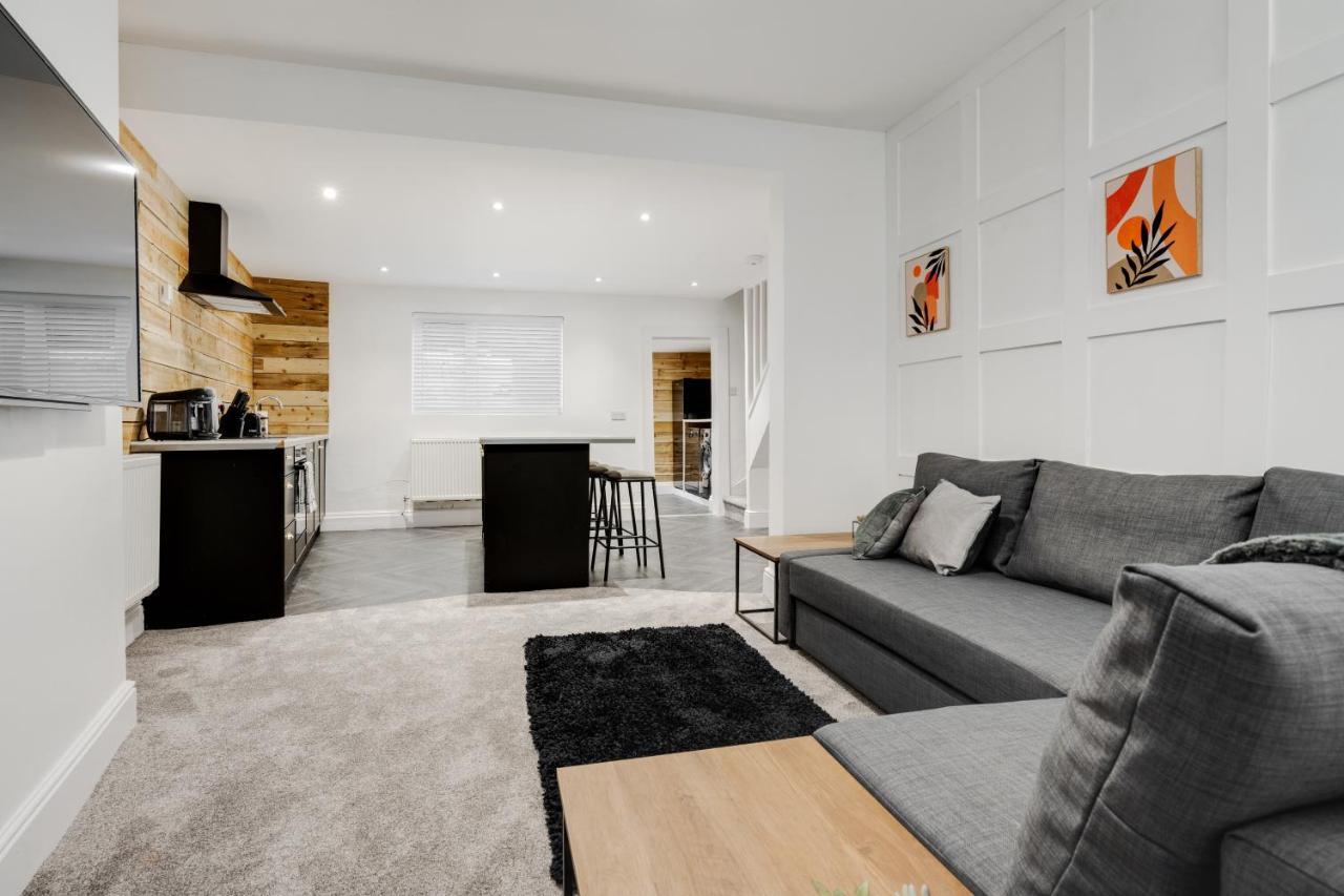 Harrow - Strictly No Parties Apartment